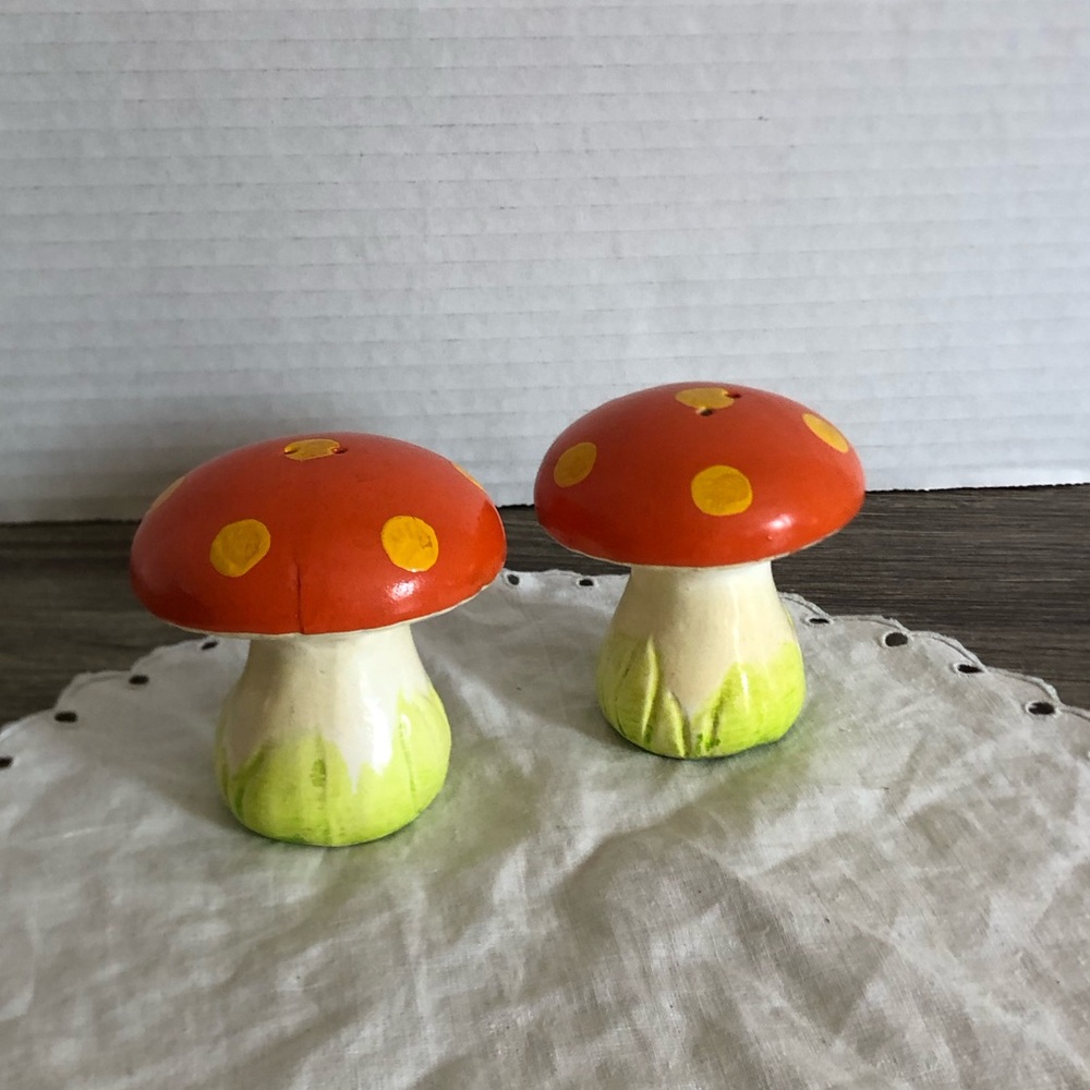 Vtg Ceramic Mushroom Salt and Pepper Shakers